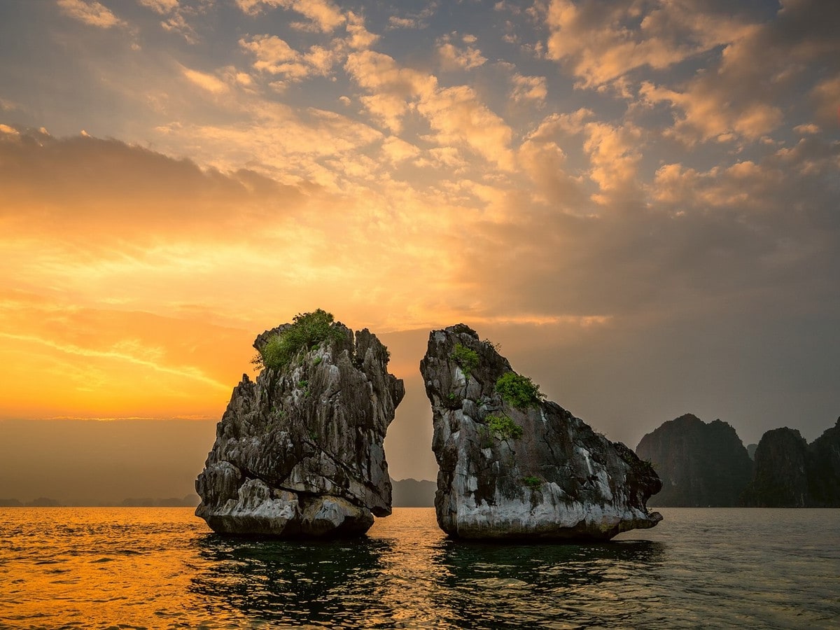 Postcard Vietnam: Halong Bay Cruise & Ba Na Hills Adventure
