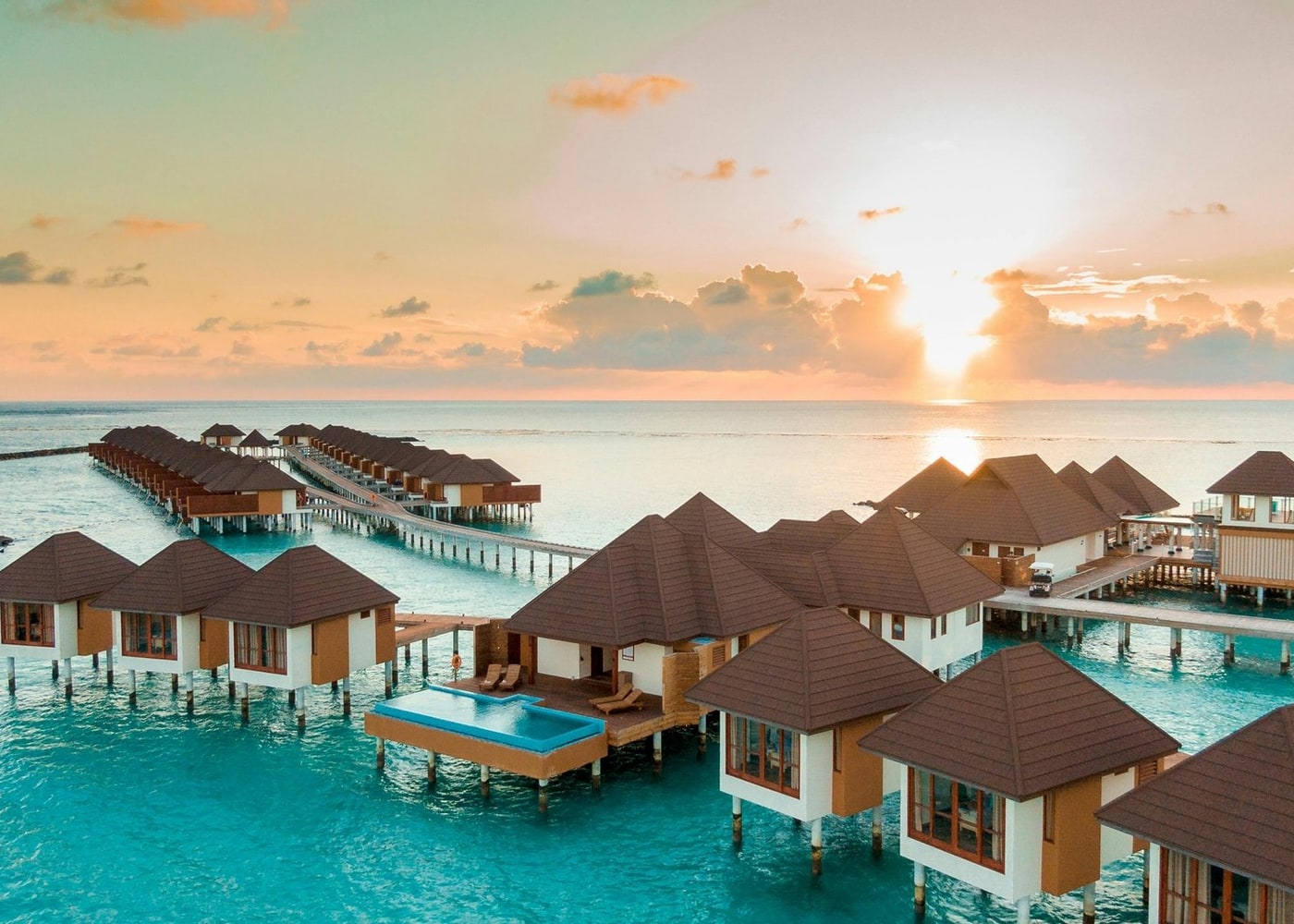Villas sur pilotis au coucher du soleil, Maldives