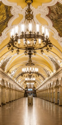 Moskauer Metro und Alter Arbat zu Fuß