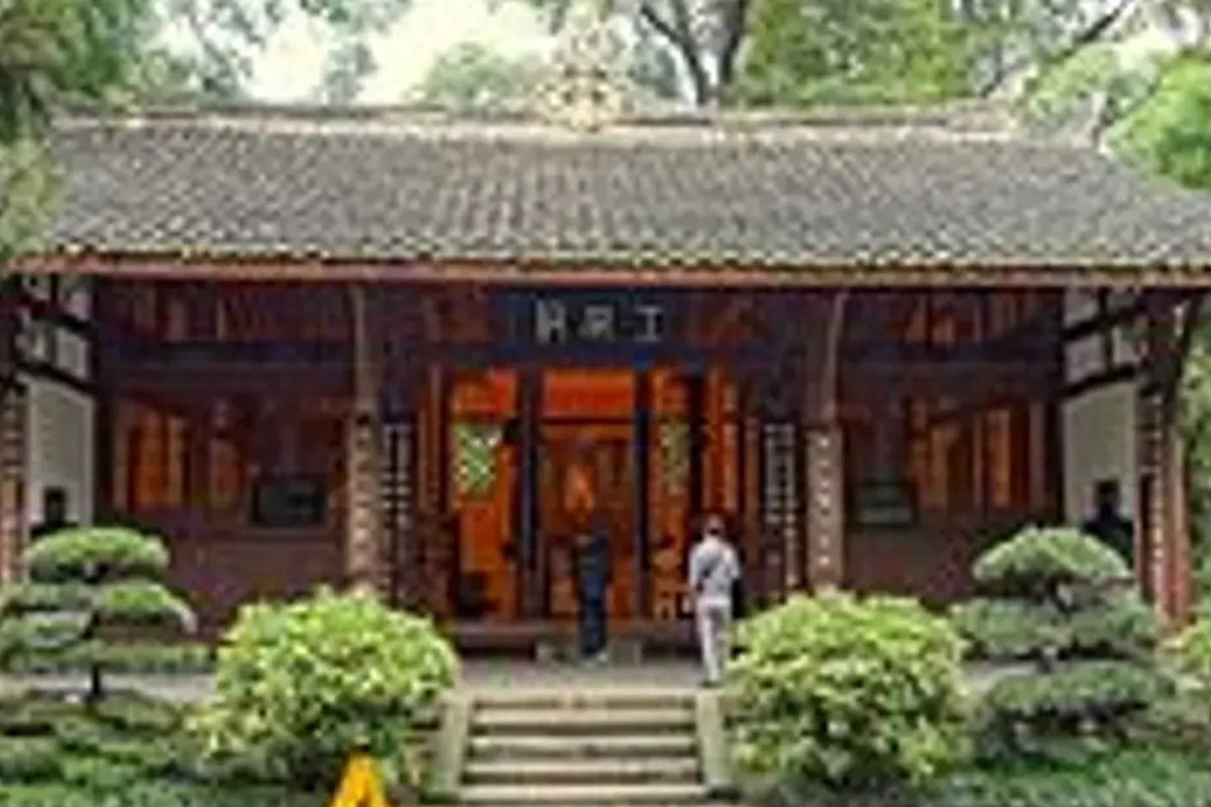 Chengdu Panda Breeding Center and Historic Private Day Tour (Dufu's Thatched Cottage, Wuhou Temple)