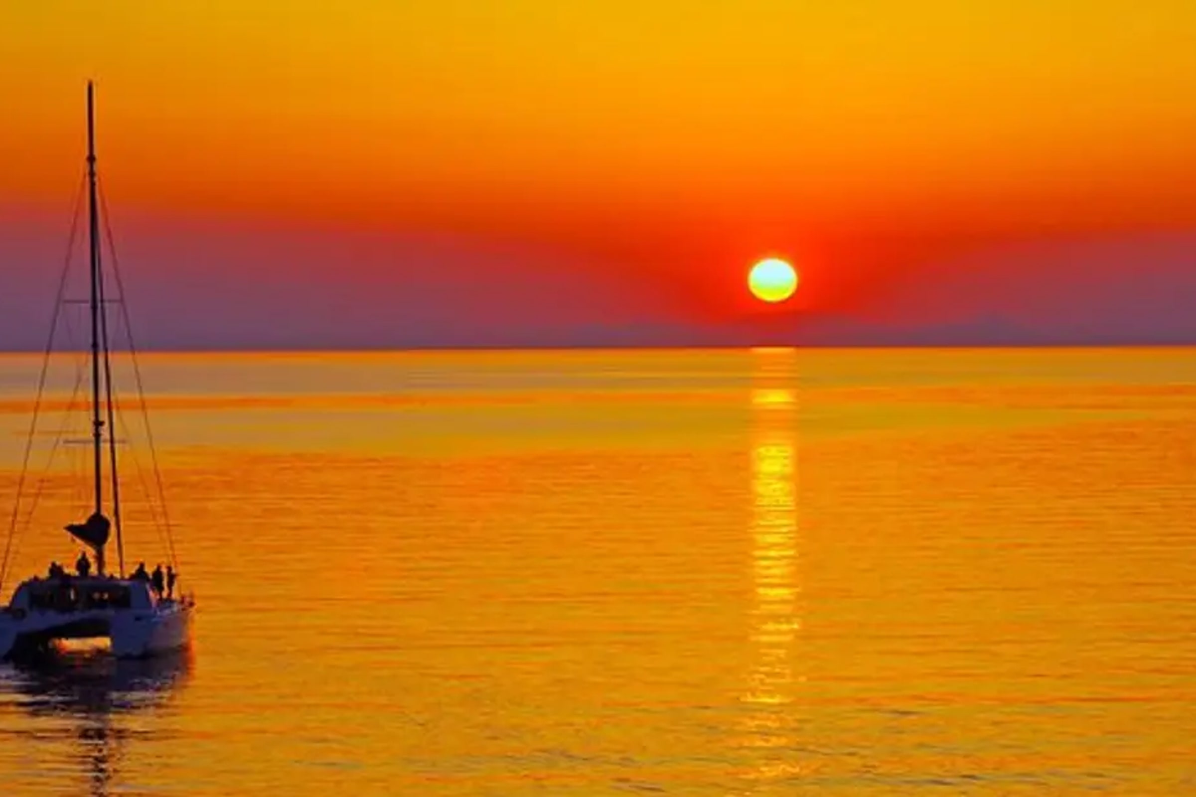 Katamaran-Sonnenuntergangsfahrt auf Santorin mit Barbecue