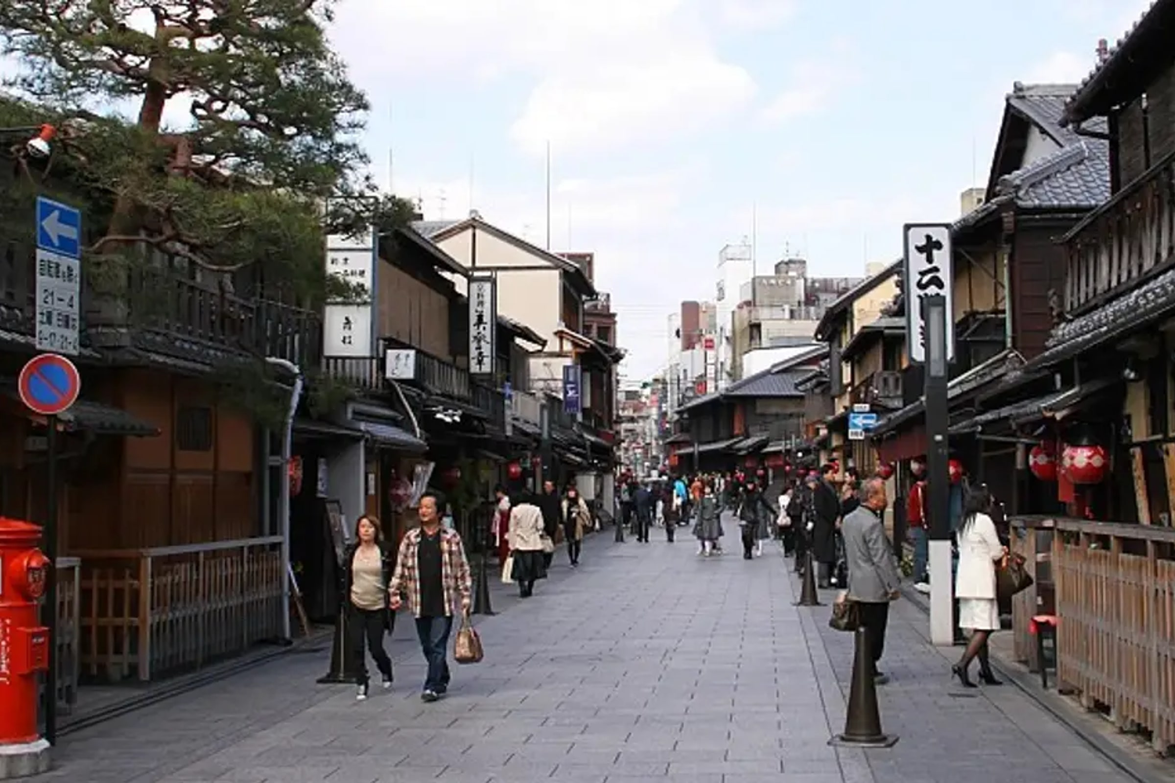 Half Day Walking Tour of Kyoto - Nijo Castle, Nishiki Market and Gion
