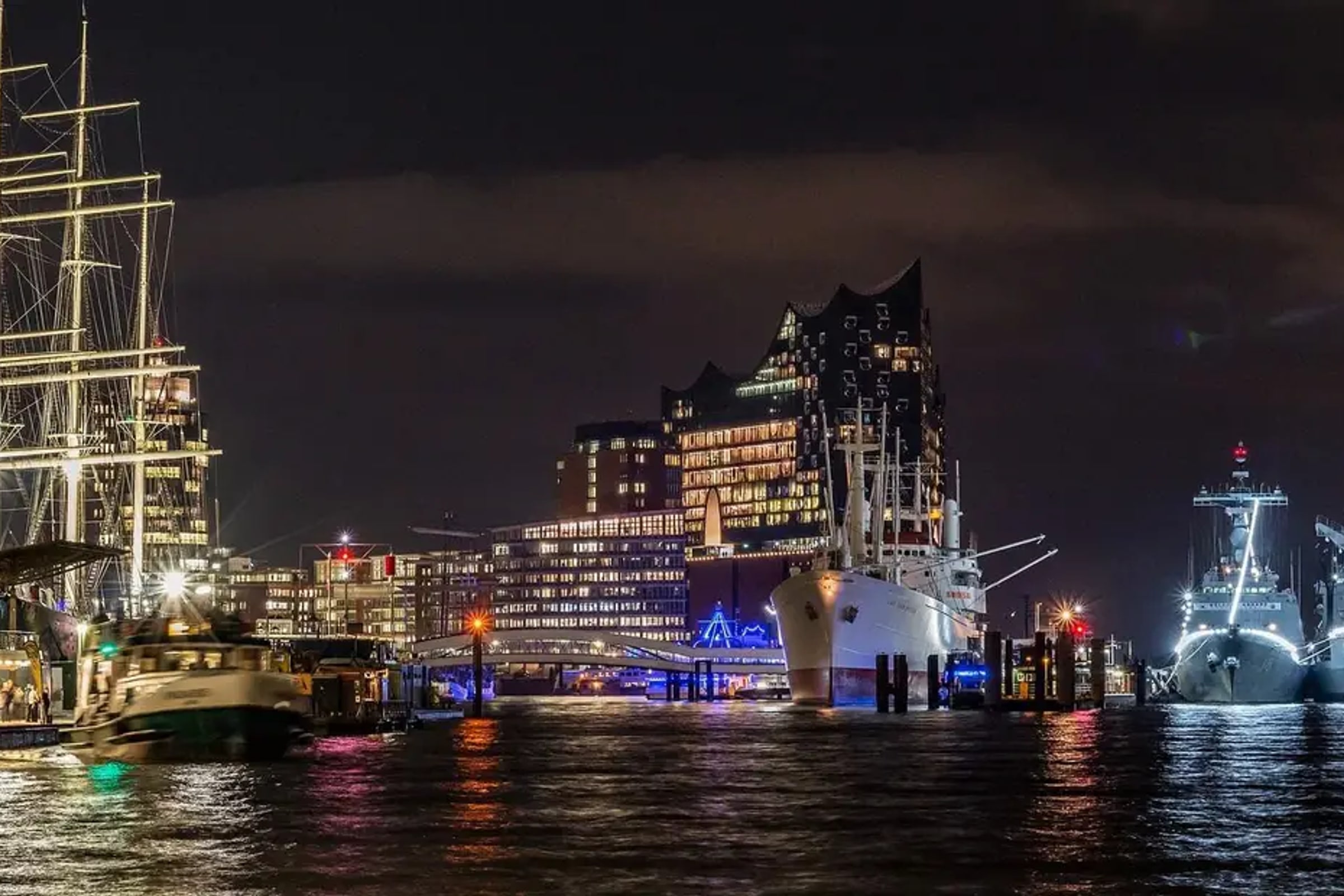 Hamburg Evening Harbor Cruise Tour