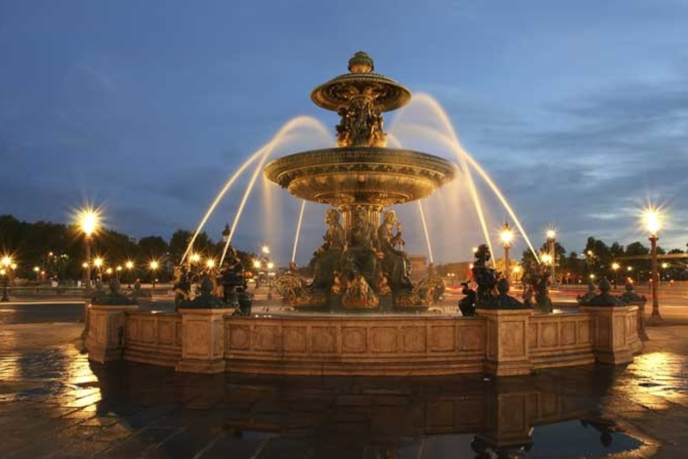 Paris City night tour + Moulin Rouge show (glass of champagne)