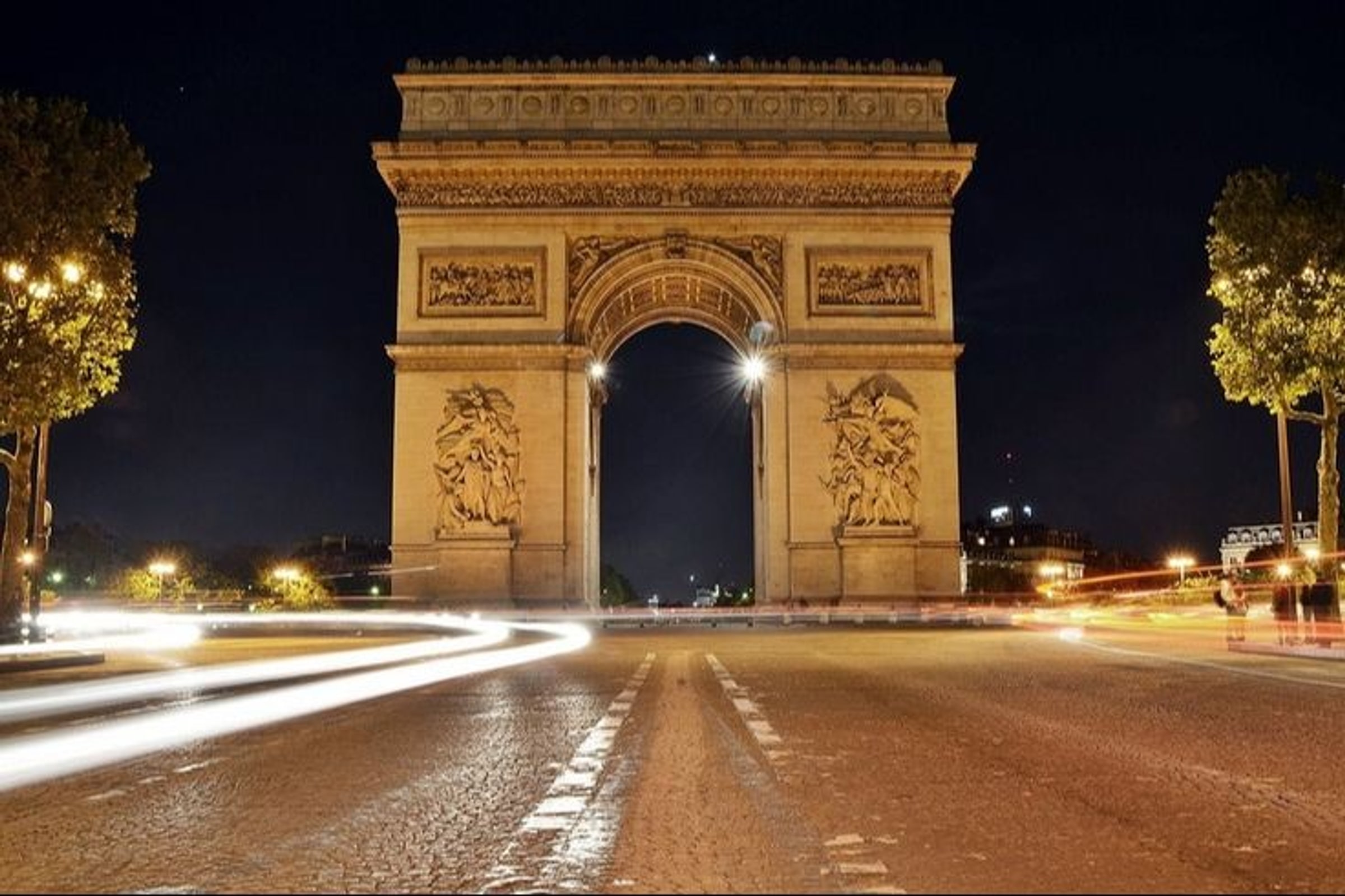Paris City night tour + Moulin Rouge show (glass of champagne)
