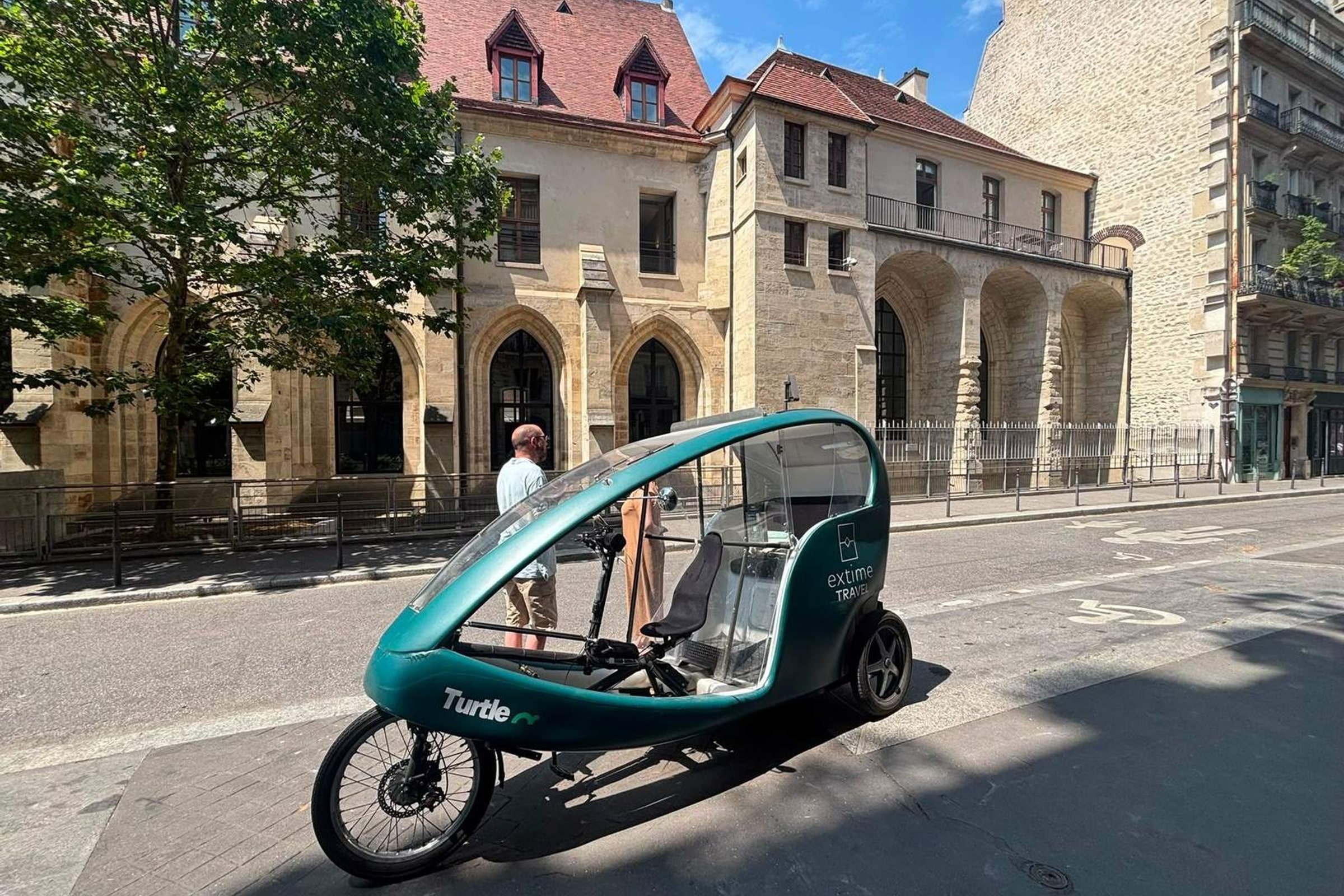 Private guided bike tour of Paris (1 to 10 participants)