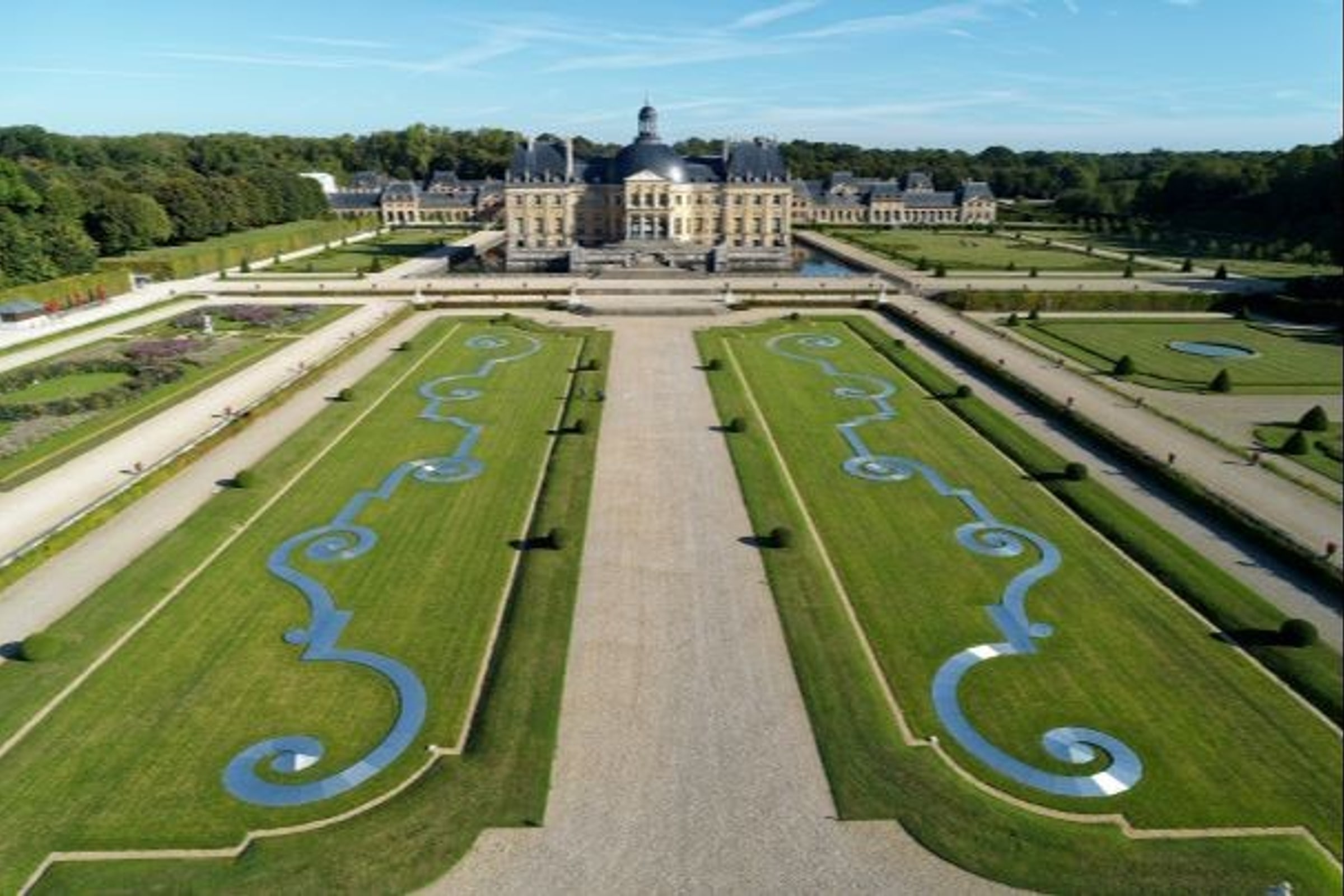 All day trip audio tour of Fontainebleau and Vaux le Vicomte, with transport from Paris