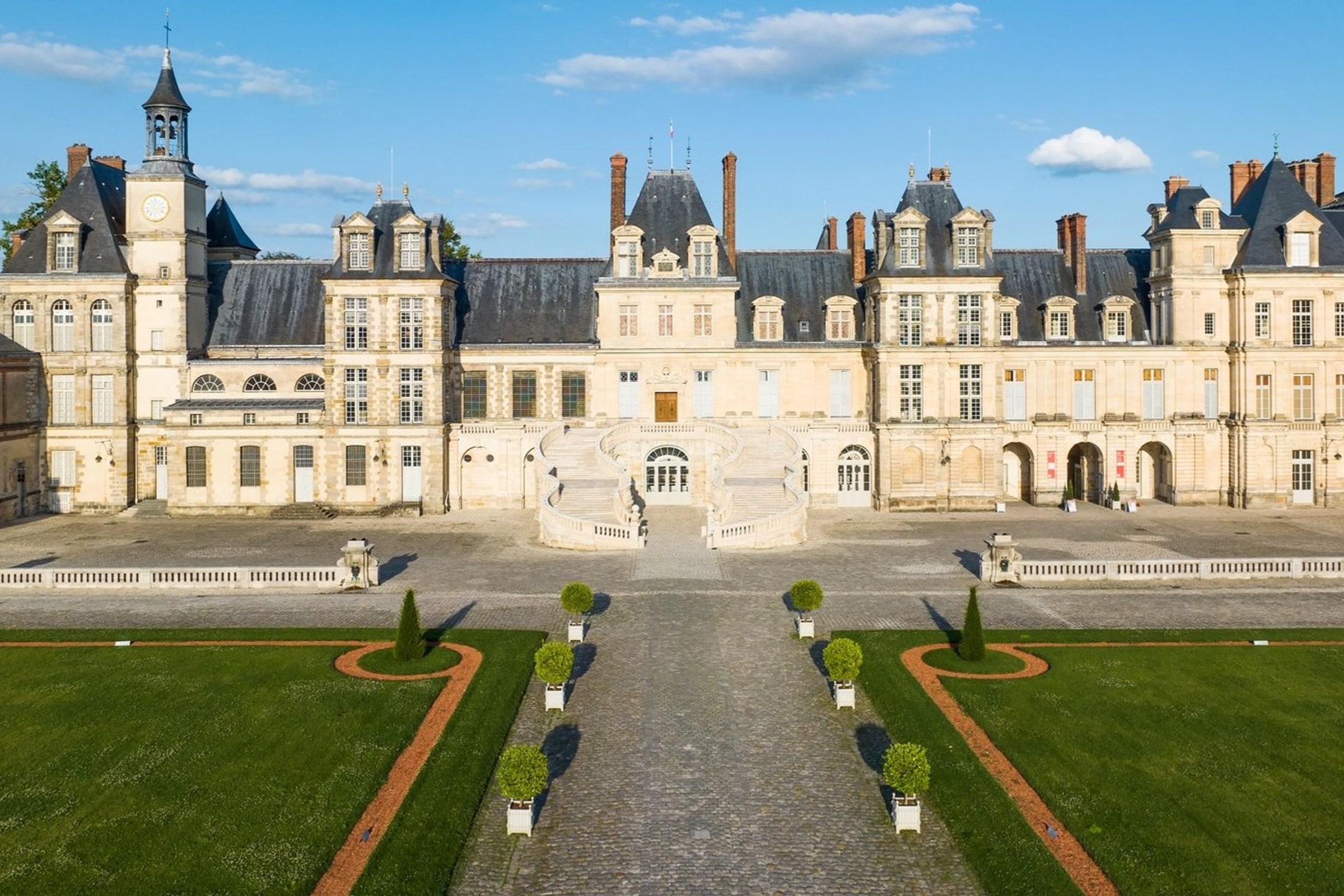 All day trip audio tour of Fontainebleau and Vaux le Vicomte, with transport from Paris
