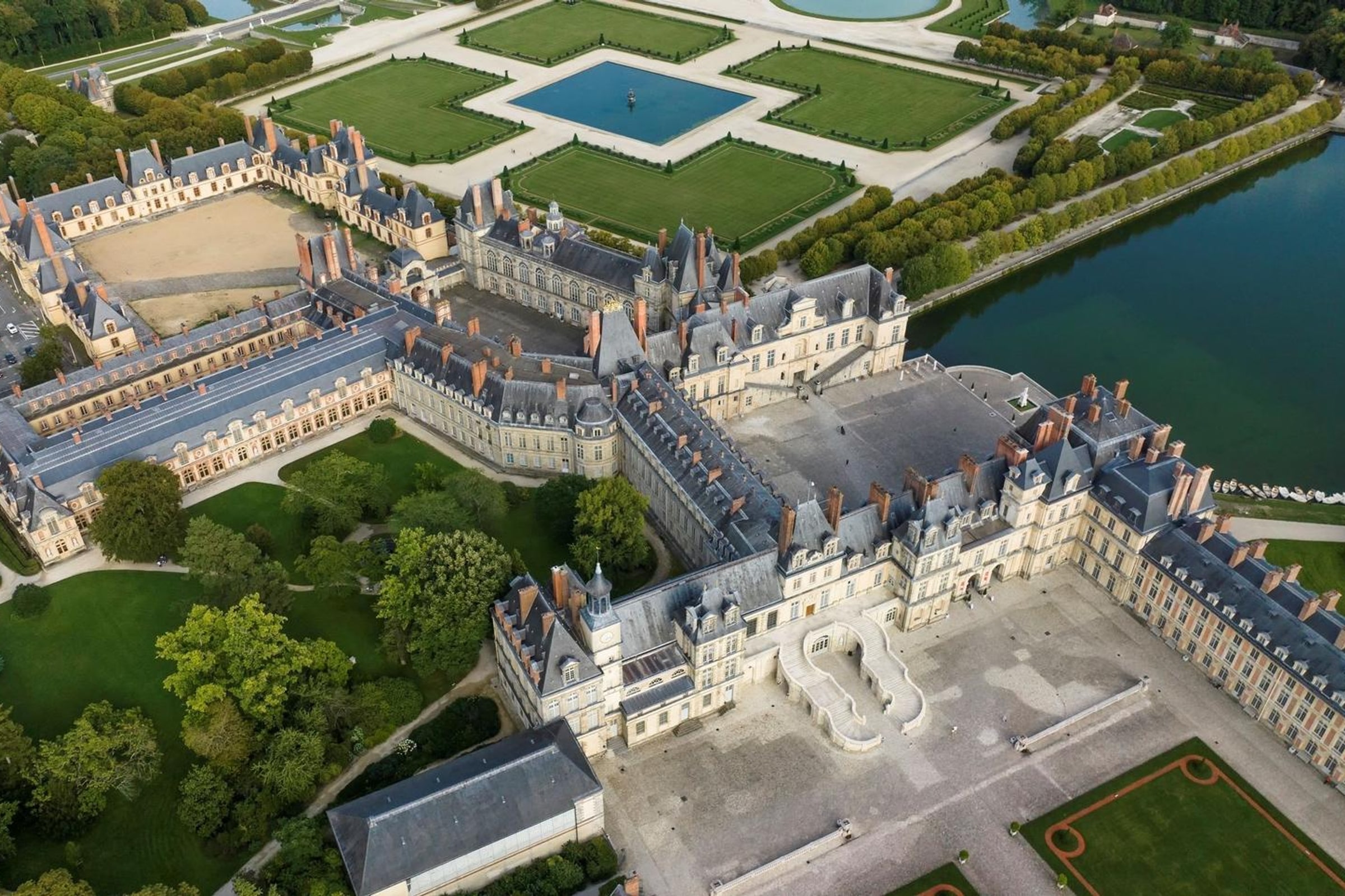All day trip audio tour of Fontainebleau and Vaux le Vicomte, with transport from Paris
