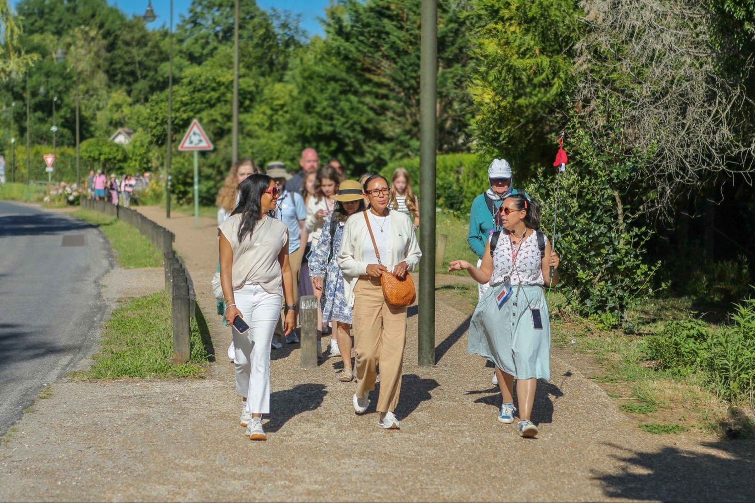 Day Trip to Monet's Gardens in Giverny & Versailles: Guided Tour with Lunch & Transport