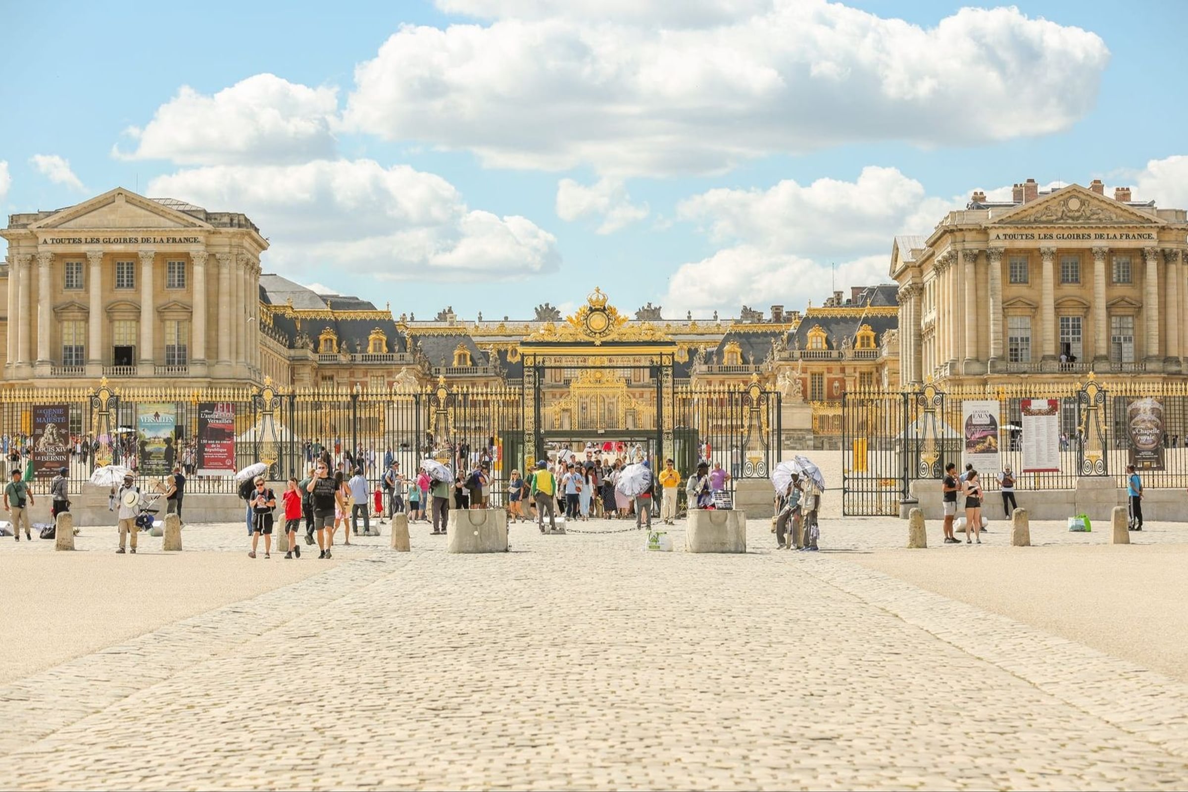 Small-Group Day Trip to Giverny & Versailles: Guided Tour with Lunch & Transport (1–15 people)