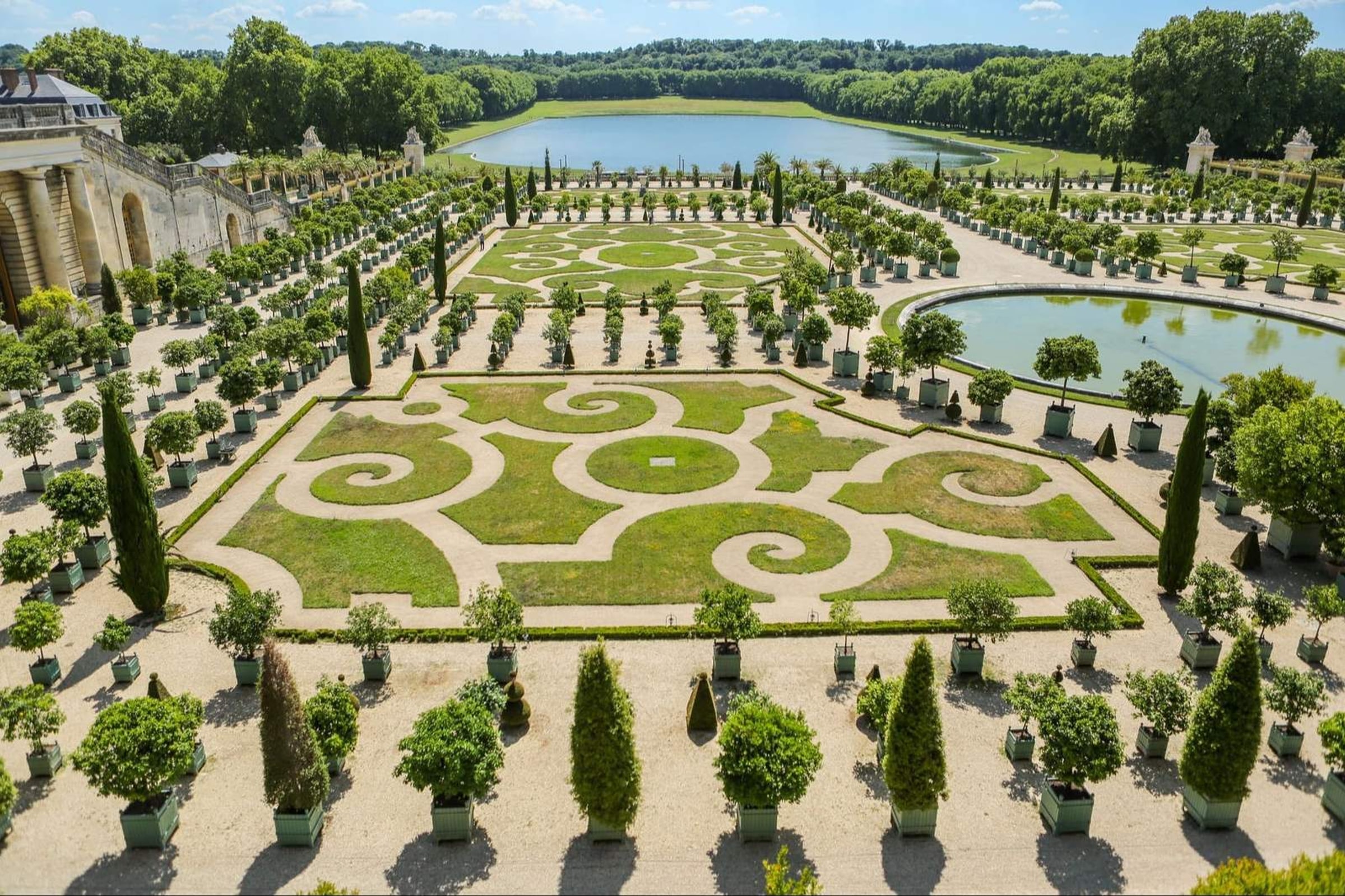 Small-Group Day Trip to Giverny & Versailles: Guided Tour with Lunch & Transport (1–15 people)