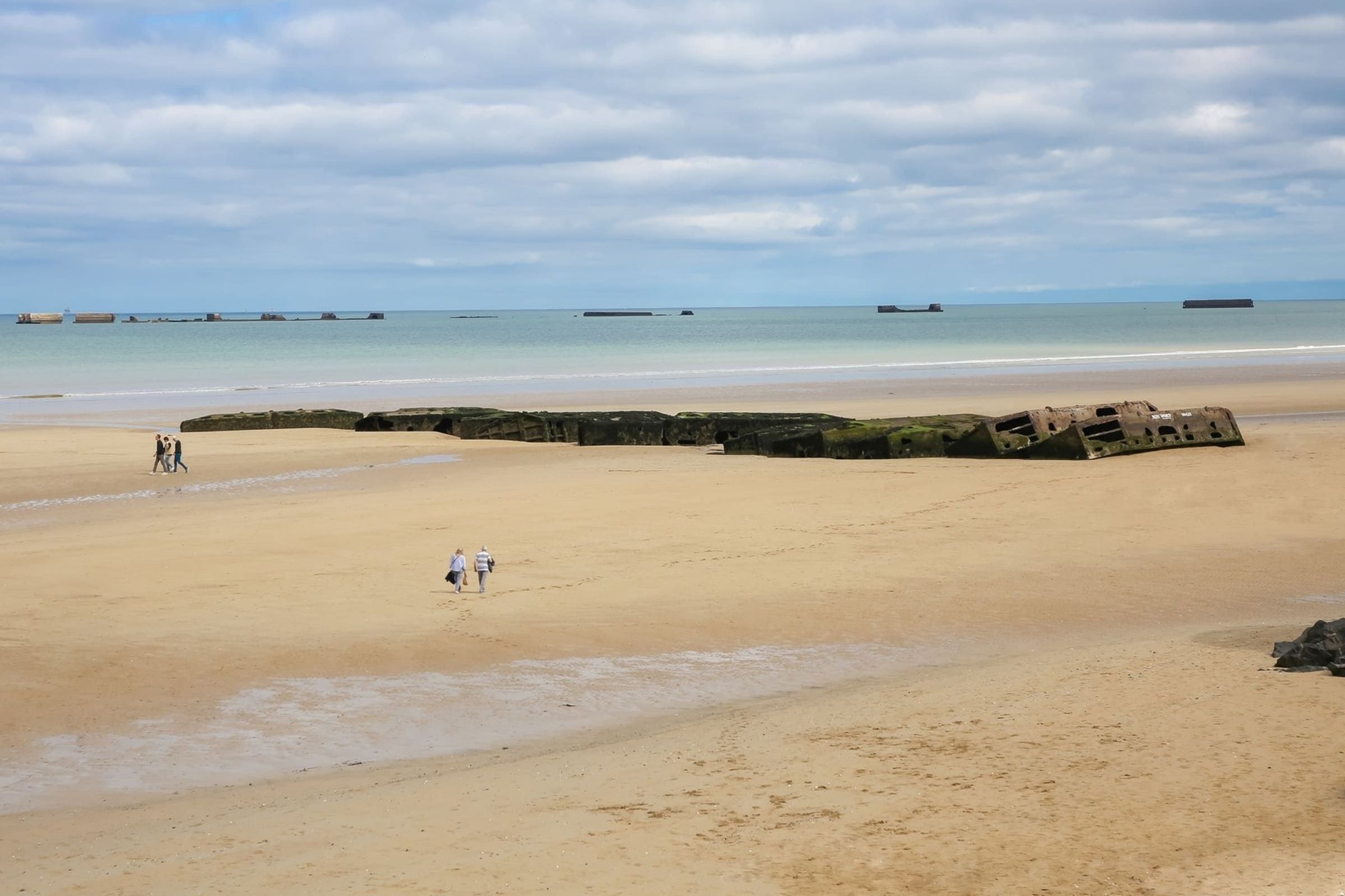 Guided Tour of Normandy D-Day Beaches Day Trip from Paris with transport