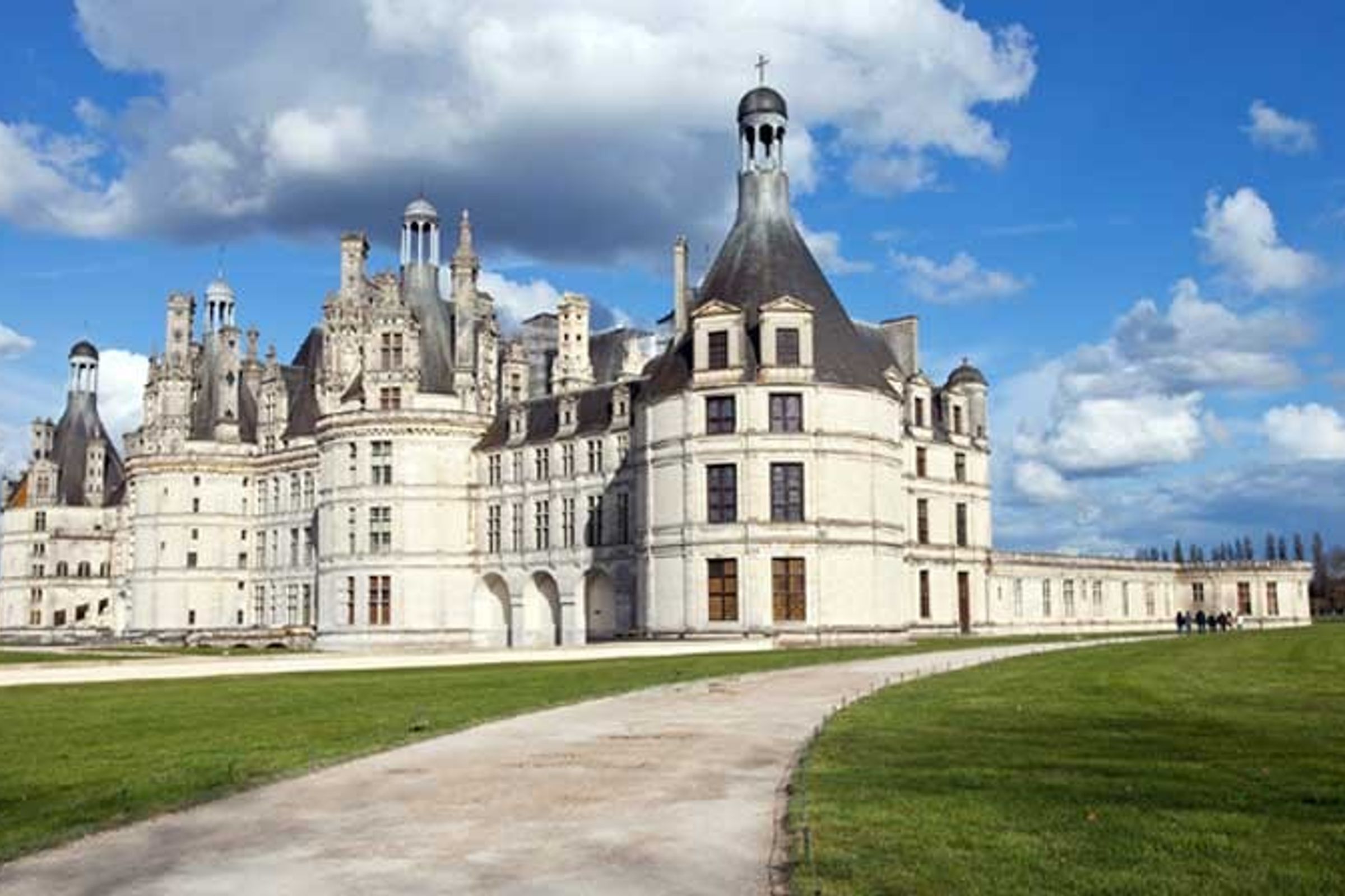 All day trip guided tour of the Loire Valley Castles with transportation from Paris