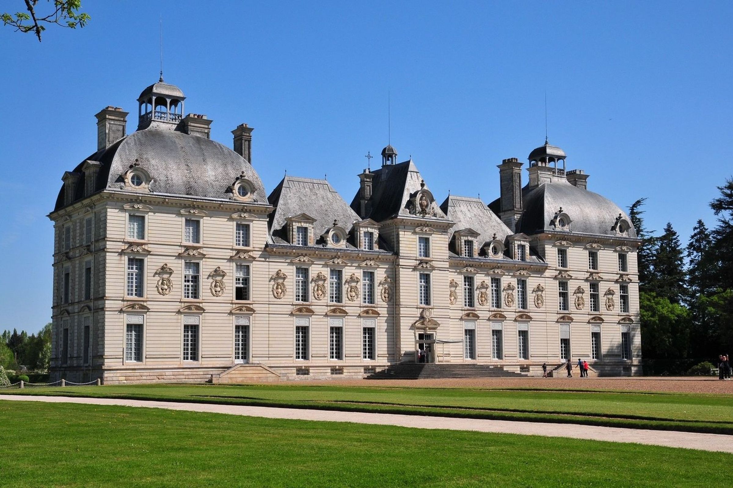 All day trip guided tour of the Loire Valley Castles with transportation from Paris
