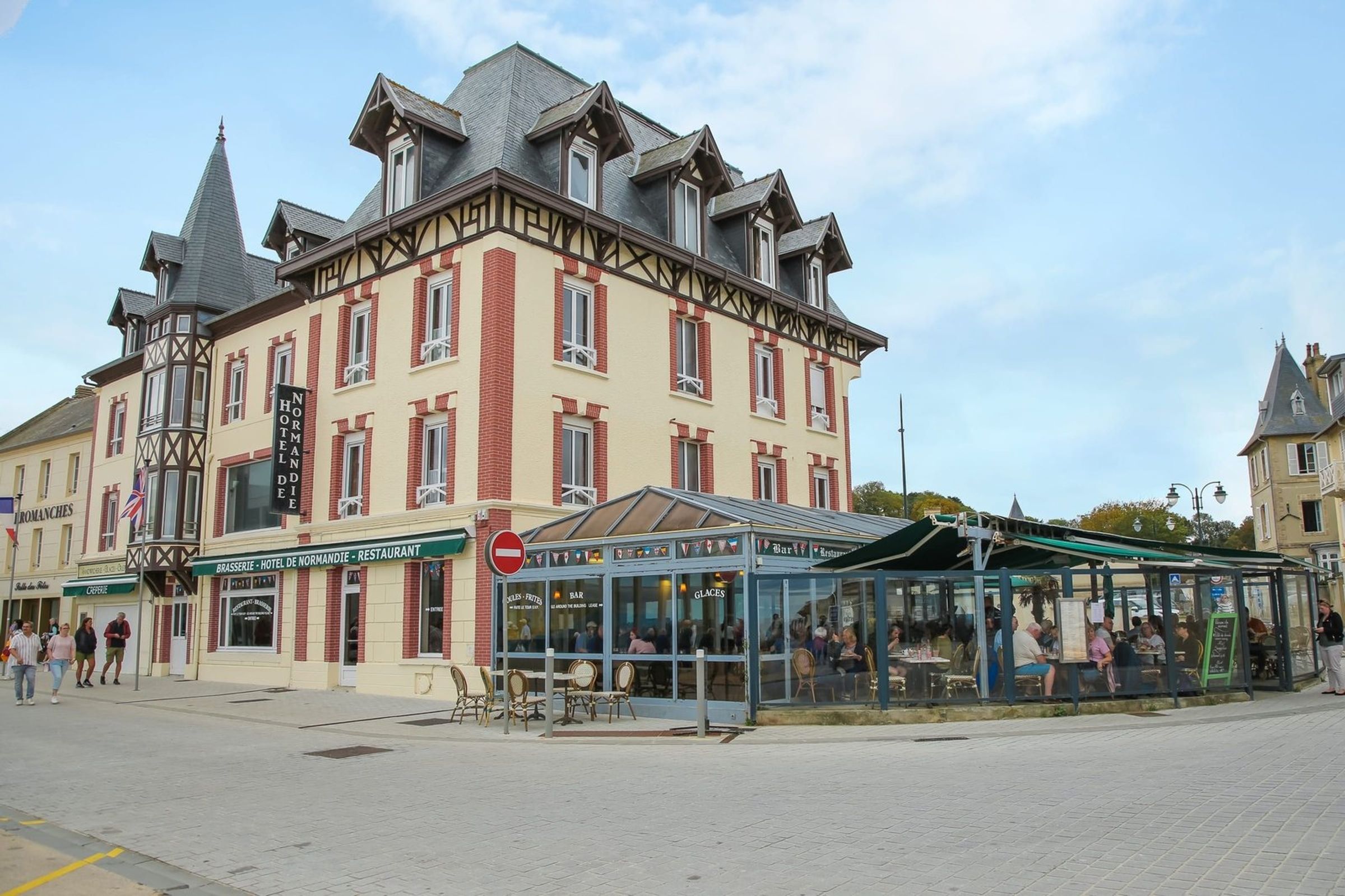 All day guided tour of the D-Day landing beaches in Normandy in a small group (1-15), with lunch and transport from Paris