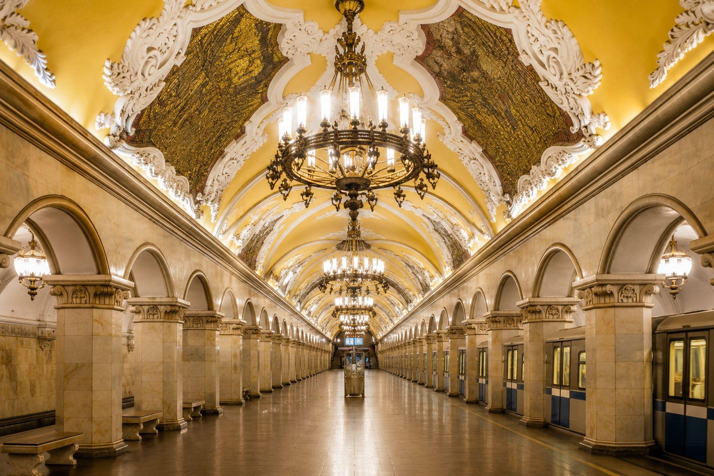 Moskauer Metro und Alter Arbat zu Fuß