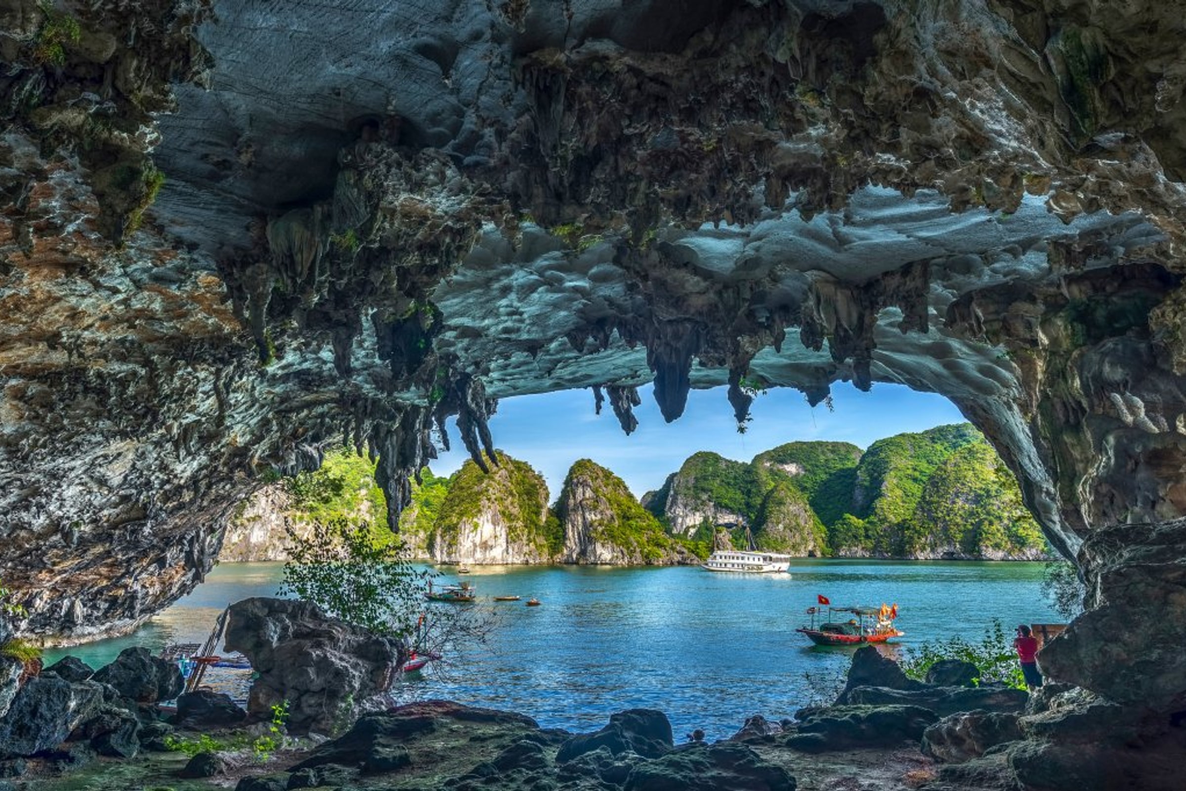 Classic Vietnam Group Tour: Ha Long Bay, Golden Bridge & Mekong Delta