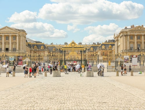 Small-Group Day Trip to Giverny & Versailles: Guided Tour with Lunch & Transport (1–15 people)
