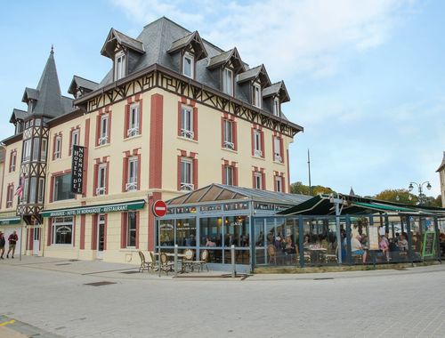 All day guided tour of the D-Day landing beaches in Normandy in a small group (1-15), with lunch and transport from Paris