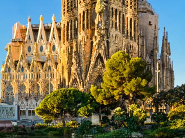 Sagrada Familia Guided Tour and Fast Track Access by Amigo Tours
