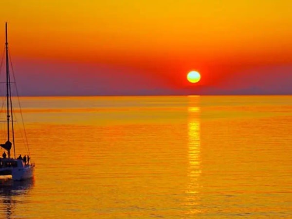 Katamaran-Sonnenuntergangsfahrt auf Santorin mit Barbecue