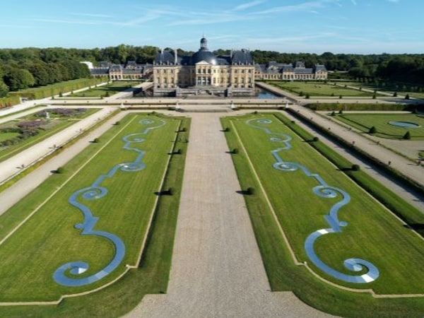 All day trip audio tour of Fontainebleau and Vaux le Vicomte, with transport from Paris