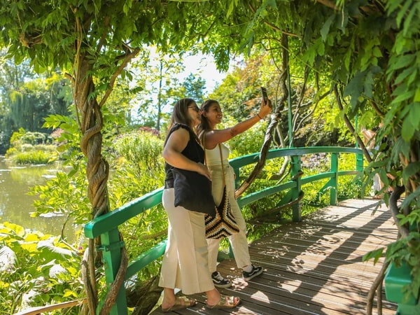 Day Trip to Monet's Gardens in Giverny & Versailles: Guided Tour with Lunch & Transport