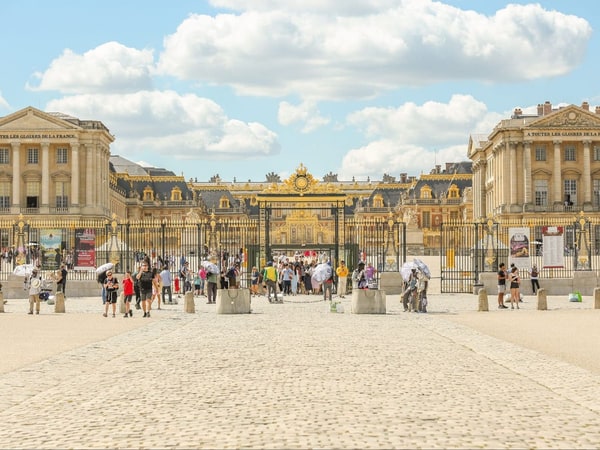 Small-Group Day Trip to Giverny & Versailles: Guided Tour with Lunch & Transport (1–15 people)