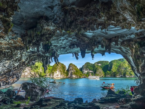 Classic Vietnam Group Tour: Ha Long Bay, Golden Bridge & Mekong Delta