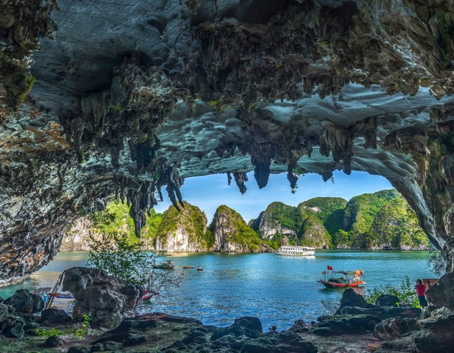 Classic Vietnam Group Tour: Ha Long Bay, Golden Bridge & Mekong Delta